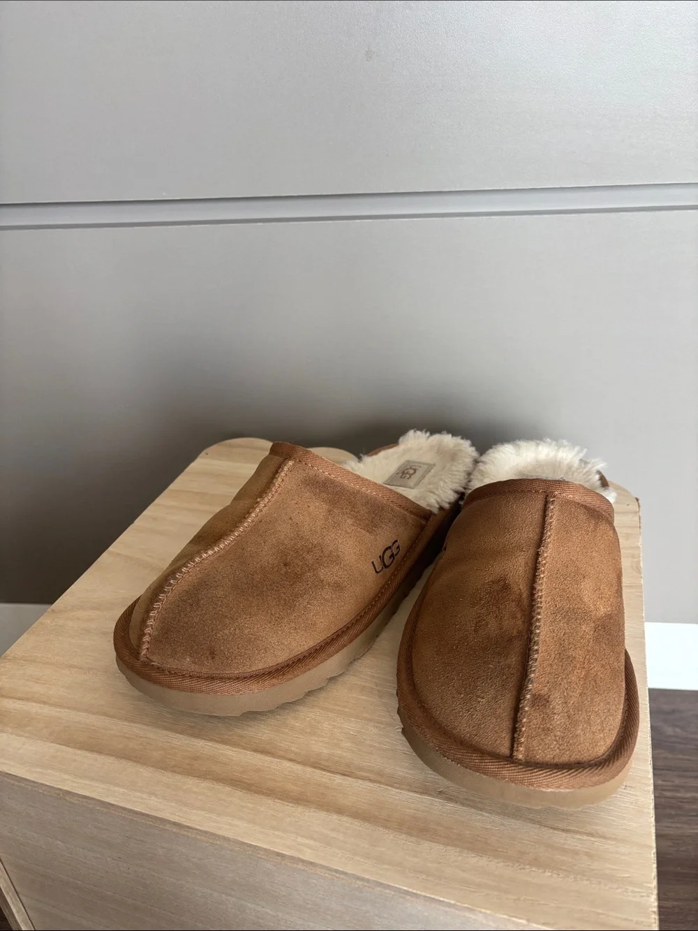 UGG Big Kid unisex slippers chestnut brown size 5 - fits women’s size 7